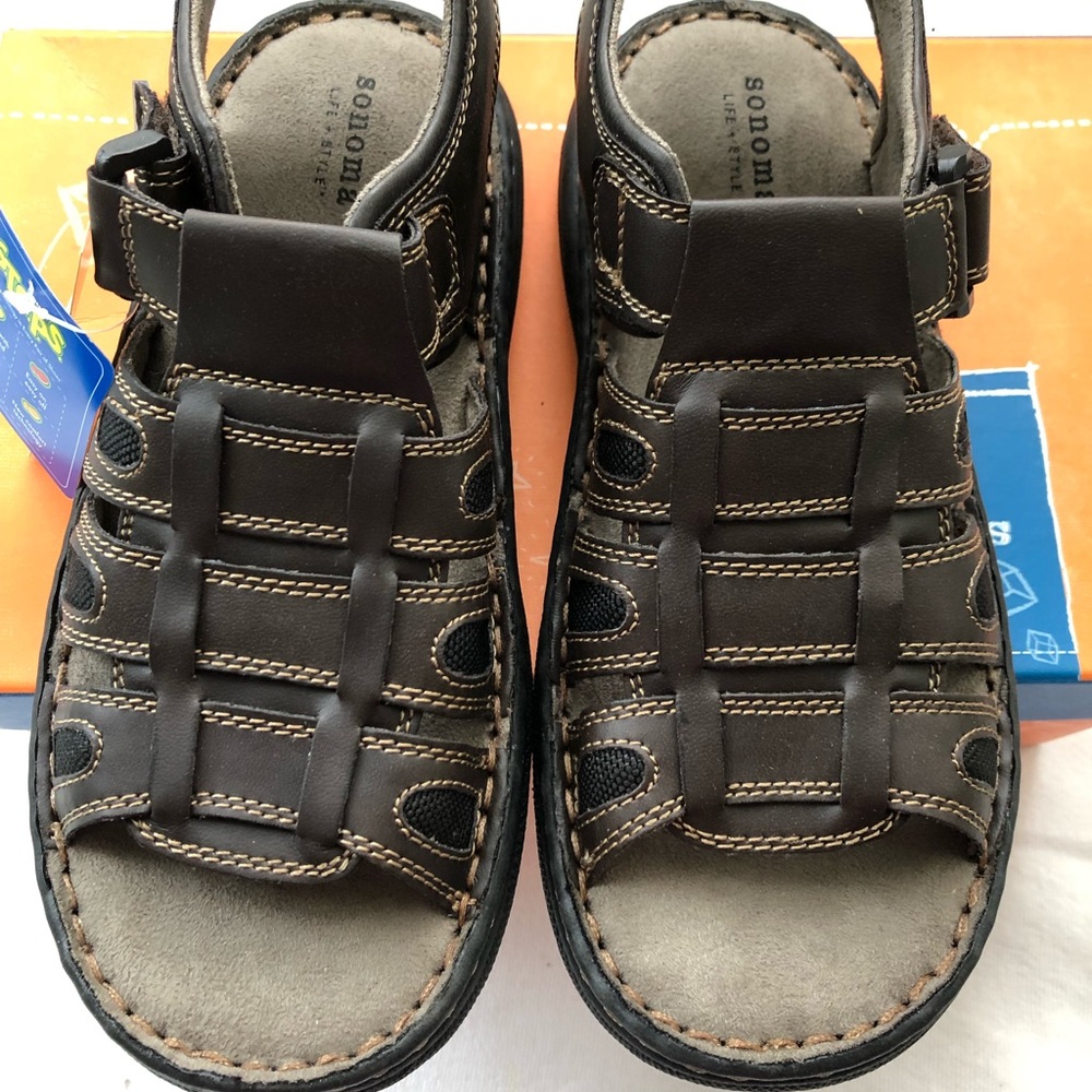 Boys  Sandals- Sonoma brand . NIB. Size 4